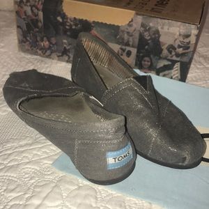 Grey w Subtle Silver Shimmer Toms